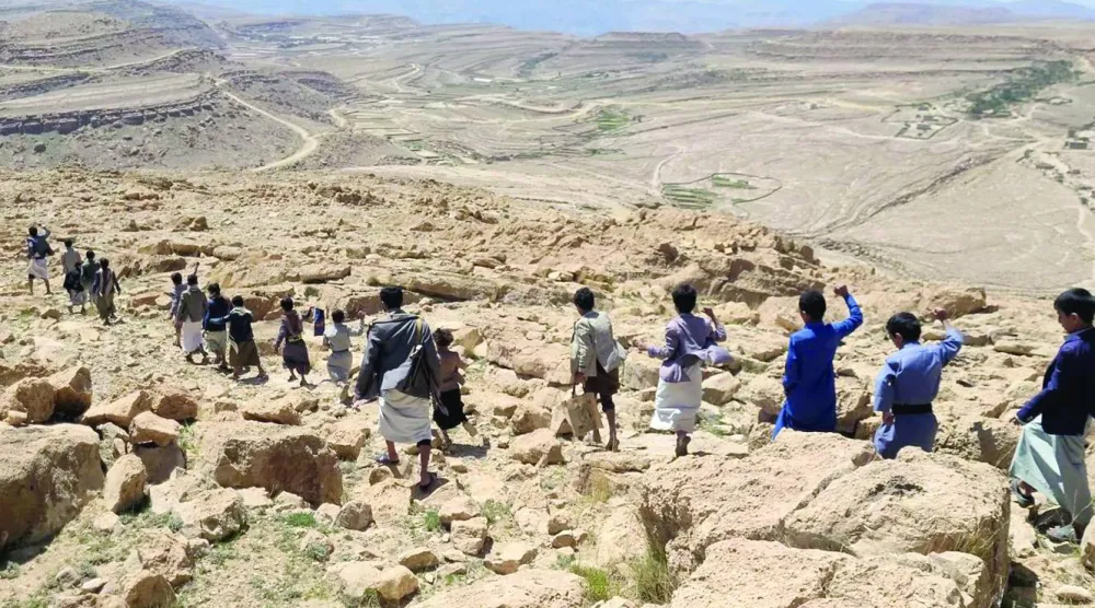 
«رحلة مدرسية» لأطفال في معسكر صيفي تابع للحوثيين في عمران (الشرق الأوسط)