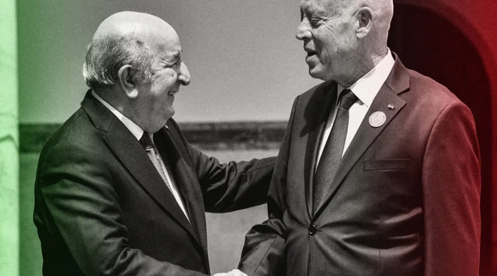 Tunus Cumhurbaşkanı Kays Said, Cezayir Cumhurbaşkanı Abdulmecid Tebbun’u  Tunus-Kartaca Uluslararası Havalimanı'nda karşılıyor, 22 Nisan 2024 (AFP)