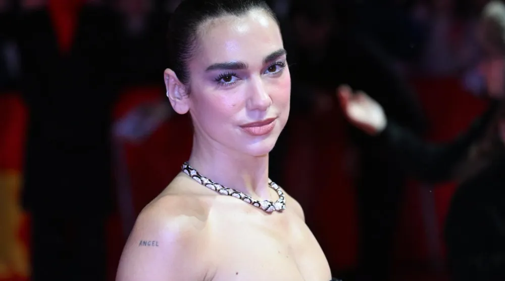 Pop yıldızı Dua Lipa, şubatta düzenlenen Berlin Film Festivali'nde (AFP)