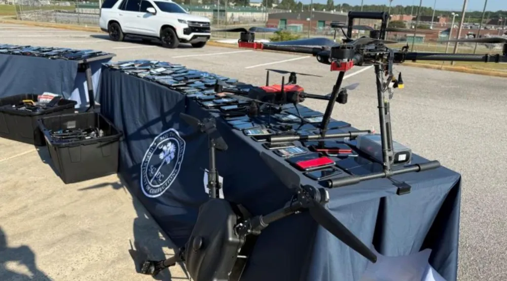 Eylül 2025'te ele geçirilen drone ve telefonlar böyle sergilenmişti (Güney Karolina Ceza İnfaz Kurumu)