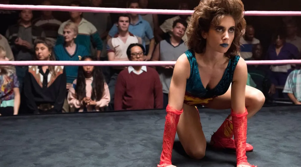 43 yaşındaki Alison Brie, GLOW'da güreş dünyasına adım atan ve kendi ayakları üzerinde durmaya çalışan hırslı aktris Ruth Wilder rolündeydi (Netflix)
