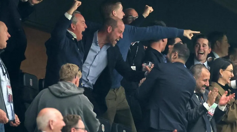 Prens William, Aston Villa'nın Avrupa Ligi finalinde gol atmasının ardından coşkuyla sevindi (AP)