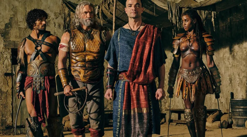 Lübnan asıllı aktör Nick Tarabay (ortada), Uzay Yolu: Bilinmeze Doğru (Star Trek Into Darkness) ve Pasifik Savaşı: İsyan'da (Pacific Rim: Uprising) da rol almıştı (Starz)