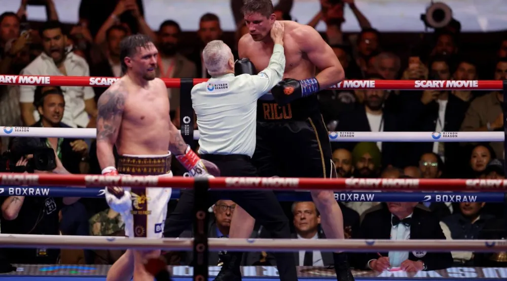 Usyk'e karşı ringe çıkan Verhoeven, hakemin maçı durdurma kararına itiraz ediyor (Reuters)