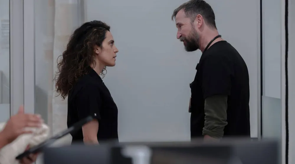Sepideh Moafi (solda), ikinci sezonda Dr. Al-Hashimi rolüyle The Pitt'e katıldı (HBO Max)