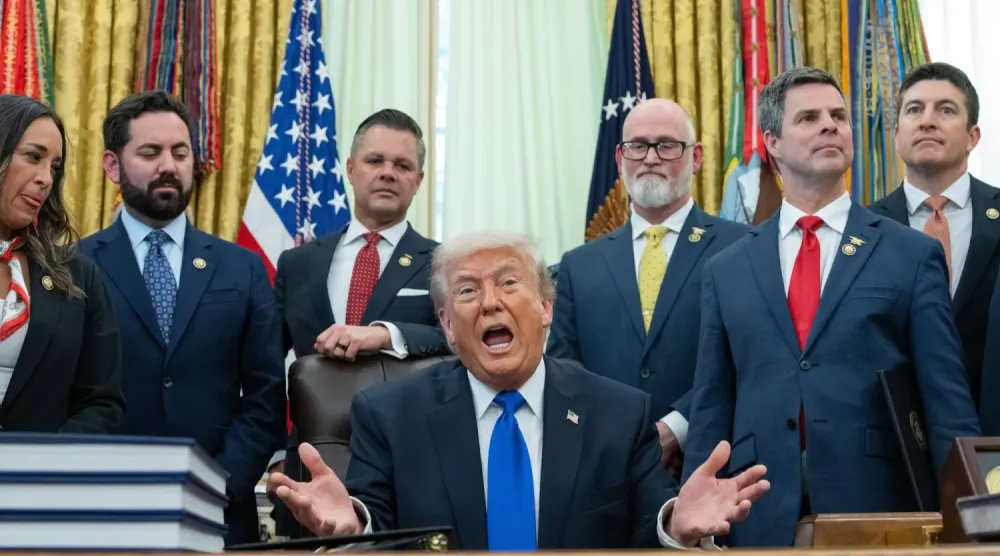 ABD Başkanı Donald Trump, 30 Nisan 2026'da Washington, D.C.'deki Beyaz Saray'ın Oval Ofisi'nde düzenlenen başkanlık kararnamesi imzalama töreninde basın mensuplarının sorularını yanıtlıyor (EPA)