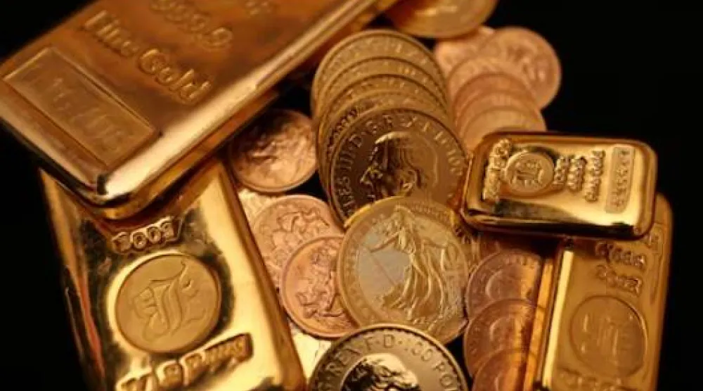 سبائك ذهبية وعملات الجنيه الذهبي معروضة في شركة «بايرد آند كو» في هاتون غاردن بلندن (رويترز)