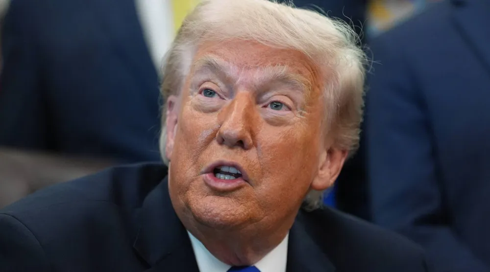 الرئيس الأميركي دونالد ترمب يتحدث إلى الصحافيين في المكتب البيضاوي بالبيت الأبيض 30 أبريل 2026 (أ.ب)
