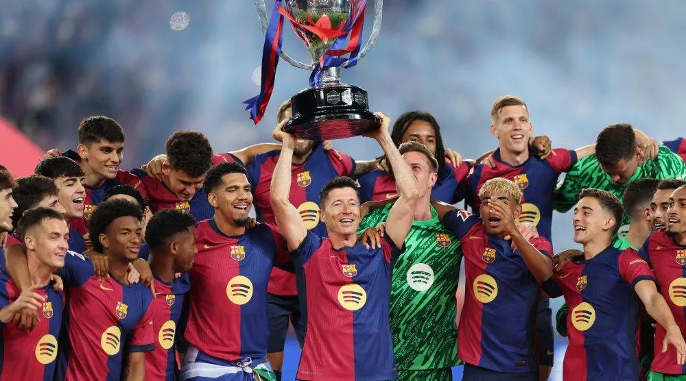 ليفاندوفسكي يكلل مسيرته مع برشلونة بلقب الدوري الإسباني الموسم الماضي (أ.ف.ب)