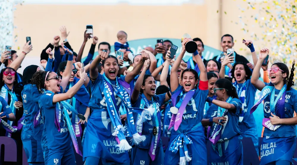 ناشئات الهلال يحتفلن بالكأس (موقع النادي)