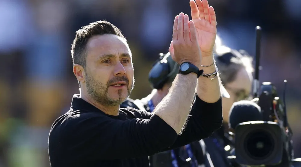 Football - Premier League - Wolverhampton Wanderers v Tottenham Hotspur - Molineux Stadium, Wolverhampton, Britain - April 25, 2026 Tottenham Hotspur manager Roberto De Zerbi celebrates after the match (Action Images via Reuters/Jason Cairnduff)