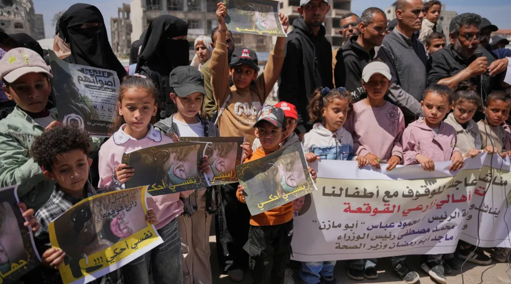 فلسطينيون يحتجون على نقص المعدات الطبية وبطاريات أجهزة السمع للصم وذوي الإعاقة السمعية في مدينة غزة السبت (أ.ب)