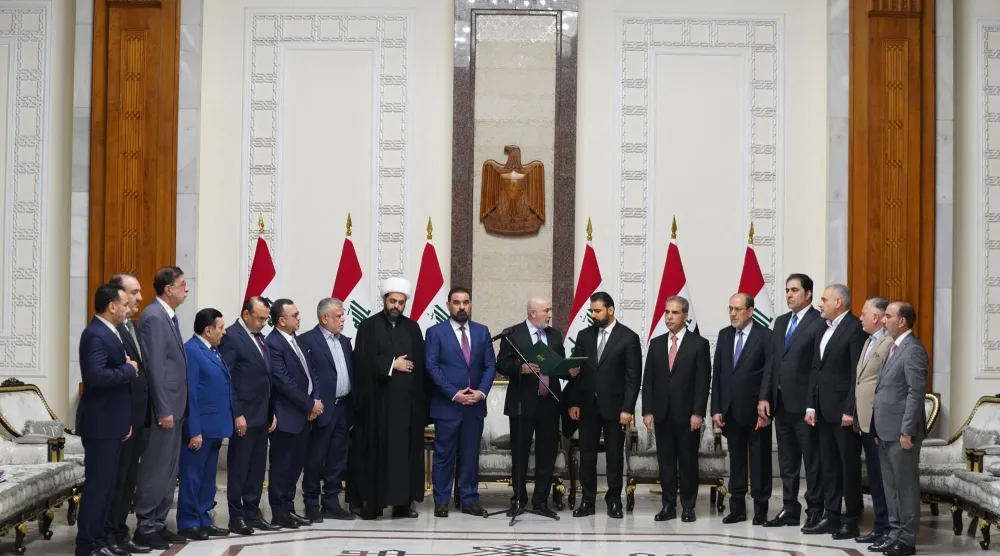 صورة وزعتها الرئاسة العراقية يوم 27 أبريل 2026 تظهر الرئيس نزار أميدي (وسط - يسار) وهو يتحدث إلى رئيس الوزراء المُكلَّف علي الزيدي (وسط - يمين)