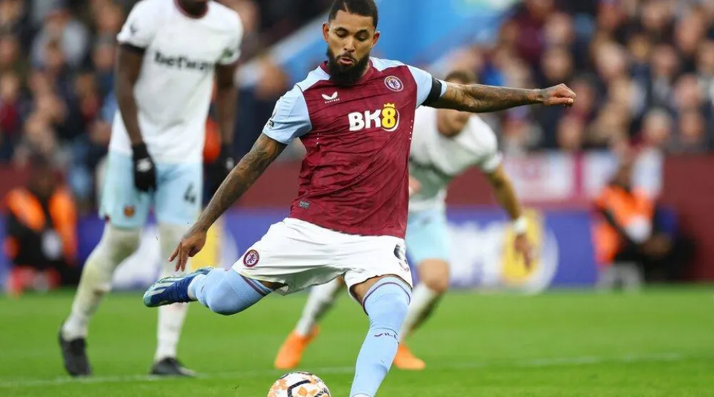 دوغلاس لويز لاعب يوفنتوس المعار لأستون فيلا (رويترز)