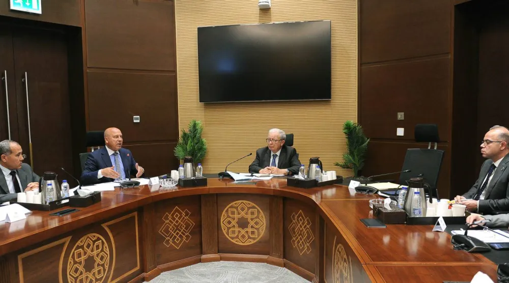 نائب رئيس الوزراء للشؤون الاقتصادية بمصر يستعرض مع وزير النقل موقف مشروع شبكة القطار الكهربائي السريع (مجلس الوزراء المصري)
