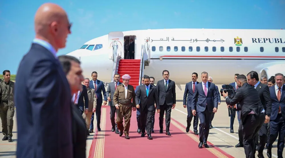 رئيس الوزراء العراقي المكلف علي الزيدي لحظة وصوله إلى أربيل يوم 2 مايو 2026 وفي استقباله رئيس حكومة إقليم كردستان مسرور بارزاني (حكومة الإقليم)