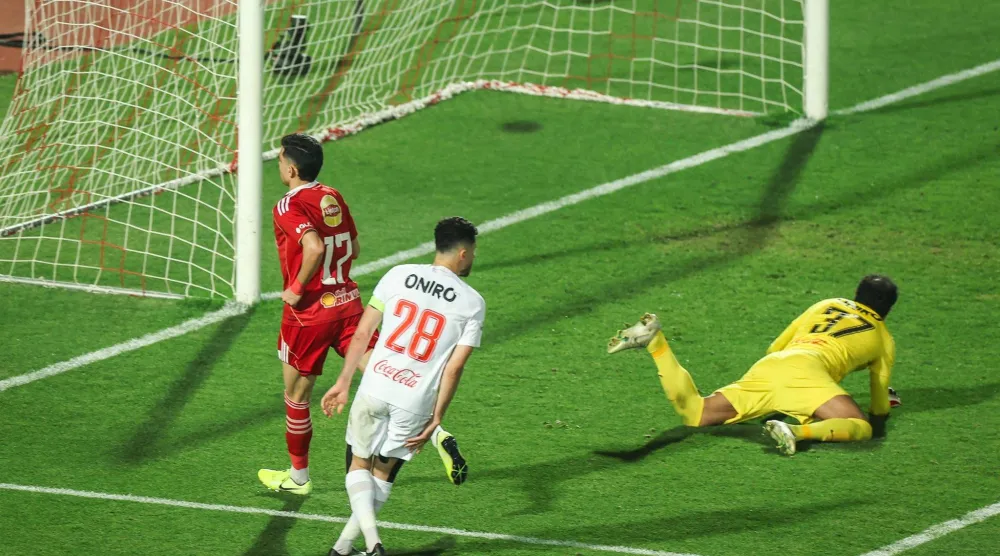 المغربي أشرف بن شرقي لحظة إحراز هدف الأهلي الثالث في شباك الزمالك (حساب «النادي الأهلي»)