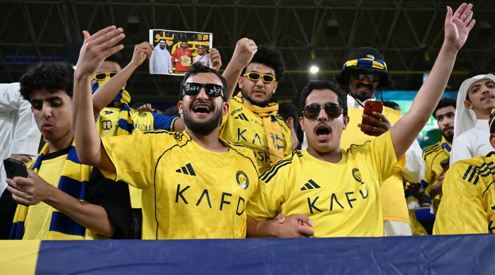 اللجنة فرضة غرامة مالية على النصر بسبب رمي فوارغ على أرض الملعب (رويترز)