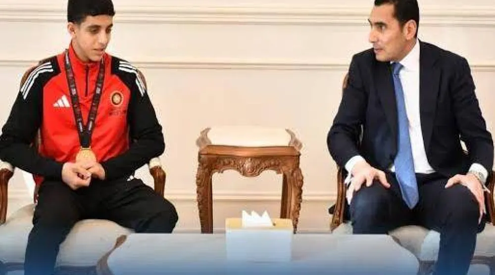 جوهر نبيل وزير الشباب والرياضة المصري كرّم البطل عبد الله حسونة (وزارة الرياضة المصرية)