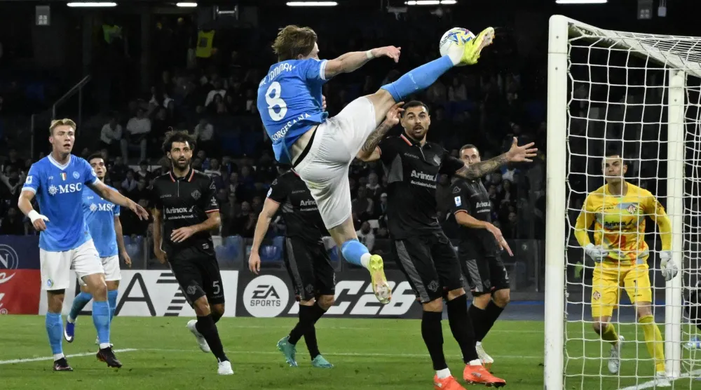 مكتوميناي لاعب نابولي يرتقي للكرة خلال المباراة (إ.ب.أ)