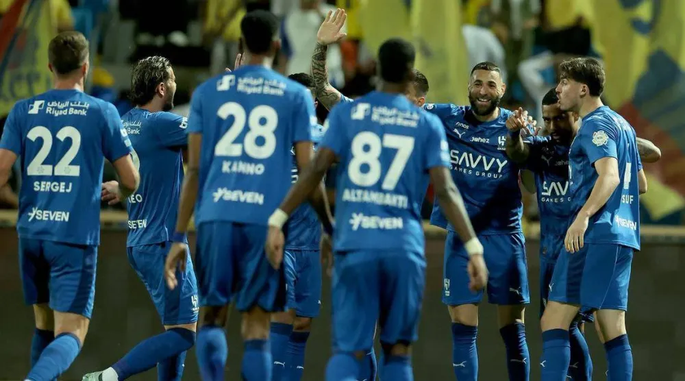 بنزيمة محتفلاً مع لاعبي الهلال بعد الهدف (تصوير: مشعل القدير)
