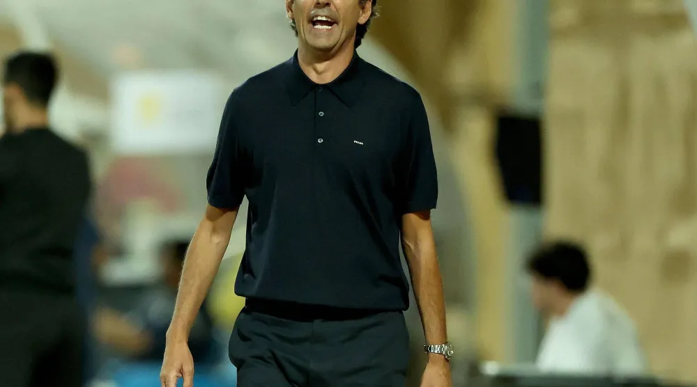 إنزاغي مدرب الهلال يوجه لاعبيه خلال المباراة (تصوير: مشعل القدير)