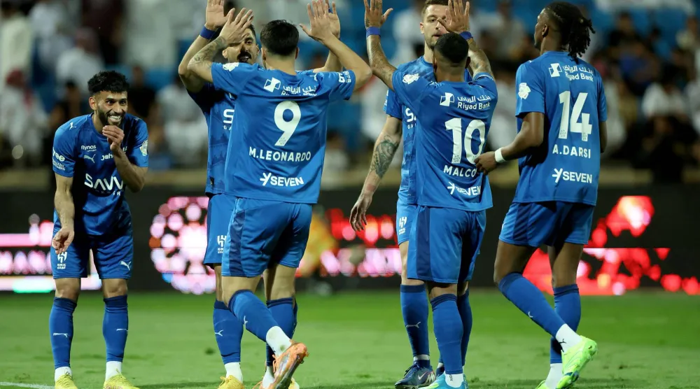 لاعبو الهلال يحتفلون بأحد الأهداف أمام الحزم (تصوير: مشعل القدير)