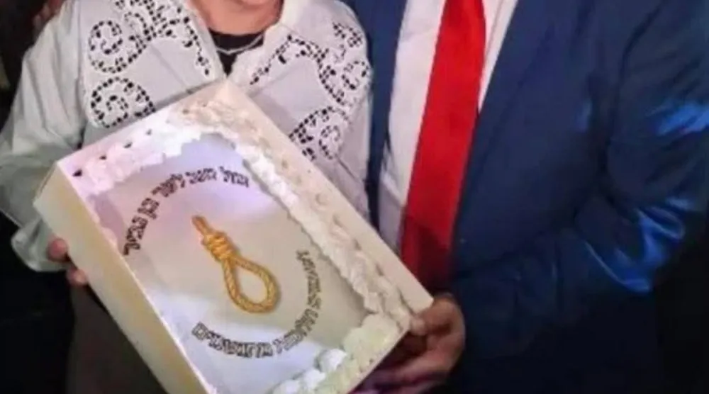 لقطة من فيديو نشره بن غفير تُظهر زوجته وهي تقدم له كعكة مزيَّنة بحبل مشنقة