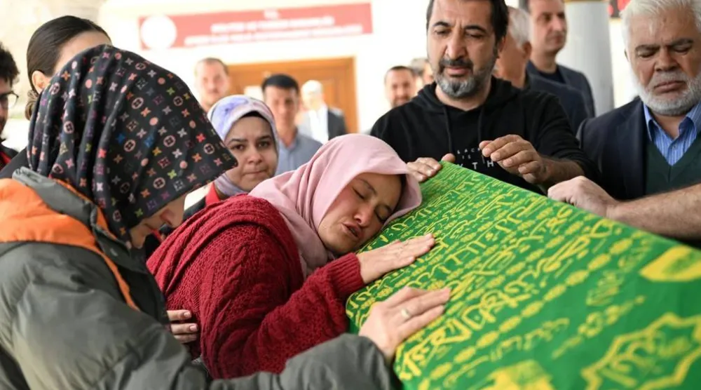 والدة أحد ضحايا هجوم مدرسة كهرمان ماراش جنوب تركيا تبكي على نعشه في أثناء تشييع جنازات الضحايا (إعلام تركي)