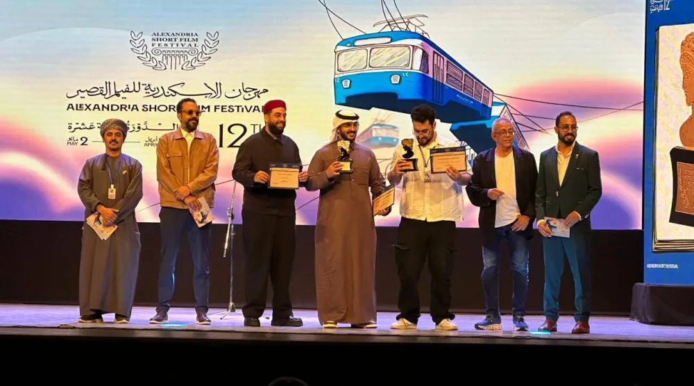 المخرج السعودي محمد الزوعري مع الفائزين بالمسابقة العربية ولجنة التحكيم (إدارة المهرجان)