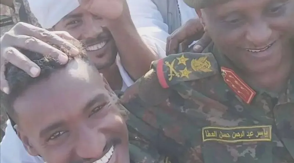 صورة متداولة للرائد عزام مع رئيس أركان الجيش السوداني الفريق ياسر العطا في مناسبة سابقة
