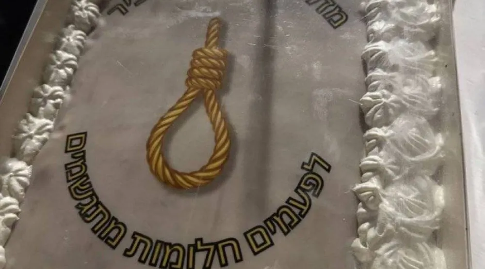 كعكة تحمل صورة مشنقة استخدمها وزير الأمن الإسرائيلي المتطرف إيتمار بن غفير في الاحتفال بعيد ميلاده (إكس)