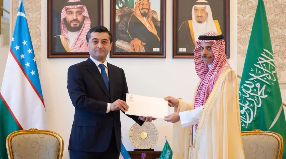 الأمير فيصل بن فرحان وزير الخارجية السعودي خلال تسلُّمه الرسالة من نظيره الأوزبكي بختيار سعيدوف (واس)