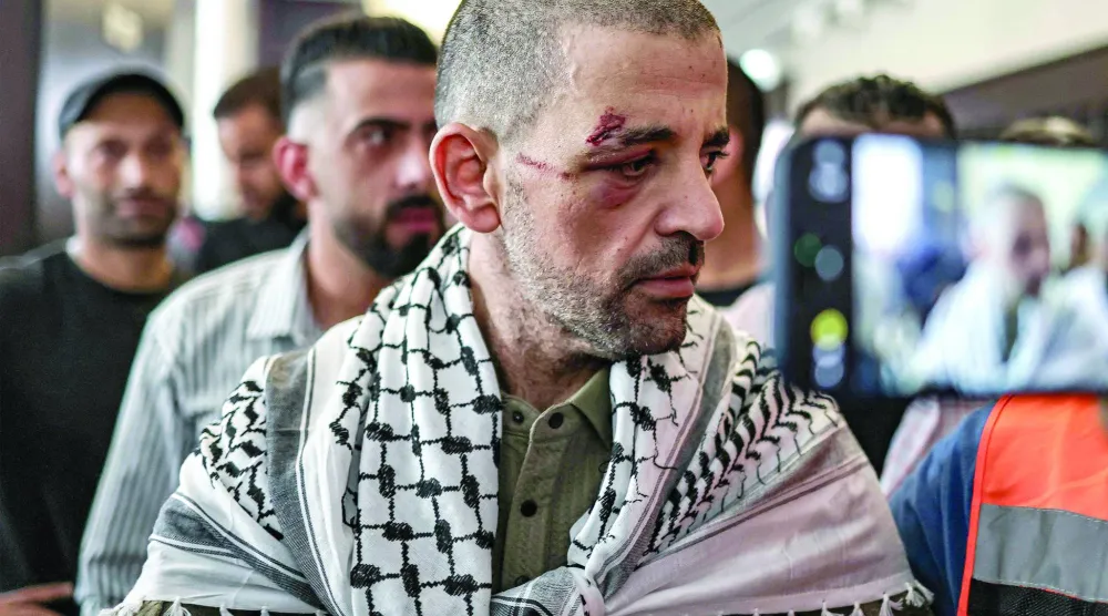أسير فلسطيني بعد خروجه من سجن إسرائيلي يصل إلى رام الله بالضفة الغربية المحتلة أكتوبر 2025 (أ.ف.ب)