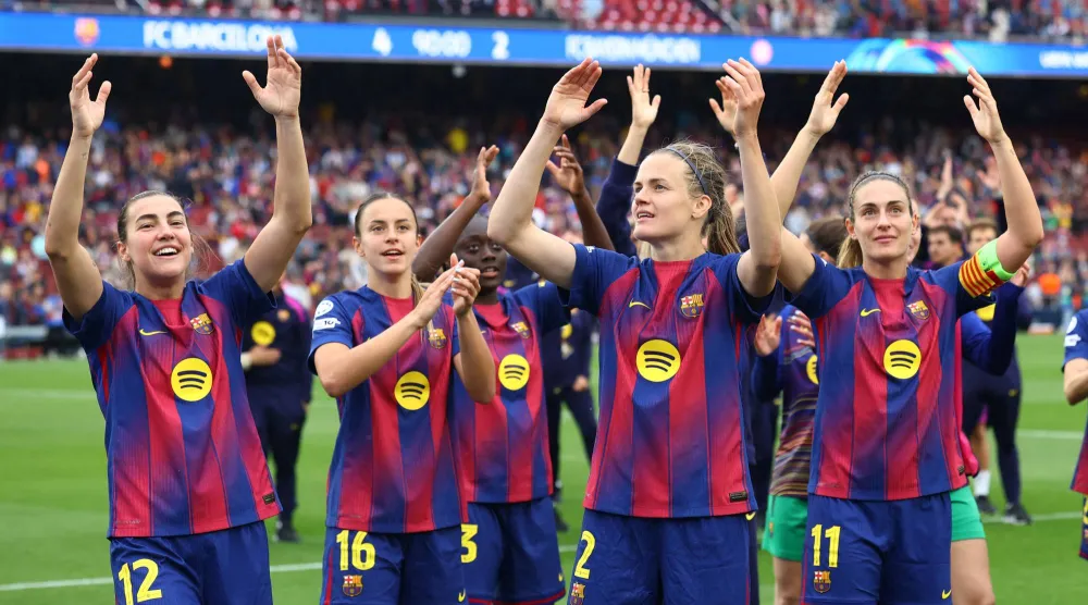 سيدات برشلونة يحيين جماهيرهن بعد الإطاحة ببايرن ميونيخ (رويترز)