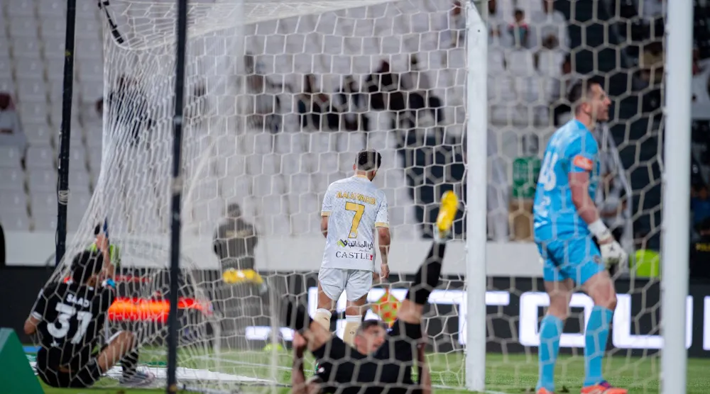 الكويكبي لاعب التعاون يحتفل بهدفه وسط حسرة شبابية (موقع نادي التعاون)
