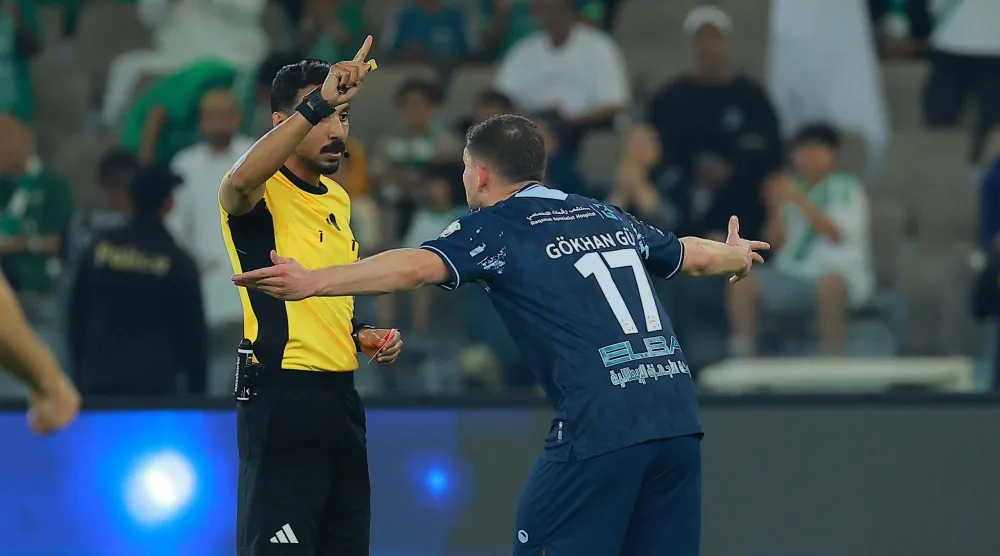  جوكهان غول، لاعب فريق الأخدود في حديث مع حكم اللقاء (تصوير: محمد المانع) 