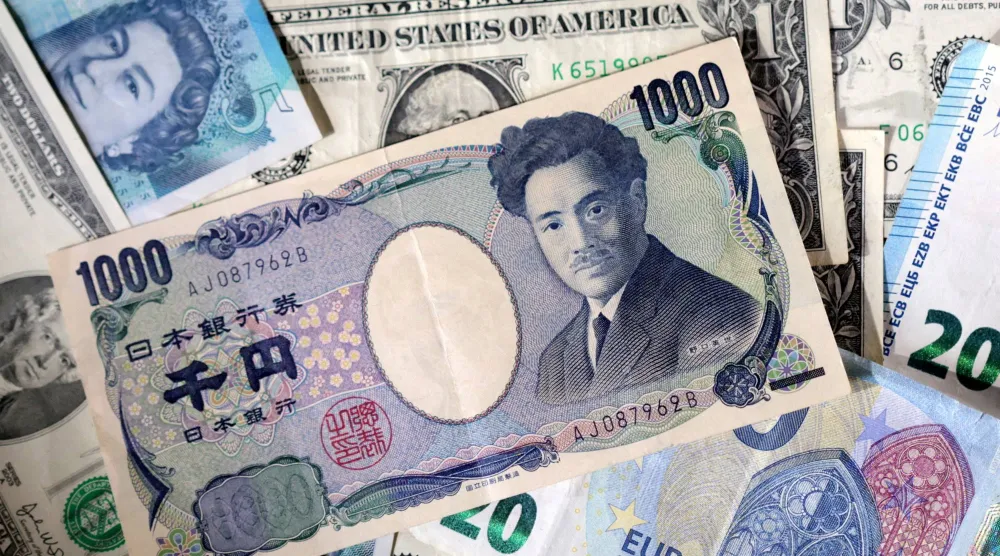 أوراق نقدية من الدولار واليورو والين والجنيه الإسترليني (رويترز)