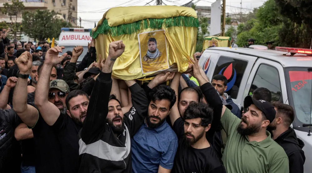 مشيّعون يحملون نعوشاً خلال جنازة أربعة عناصر من «حزب الله» ومدنييْن اثنين وسط وقف مؤقت لإطلاق النار بين لبنان وإسرائيل في قرية معروب بجنوب لبنان 26 أبريل 2026 (رويترز)