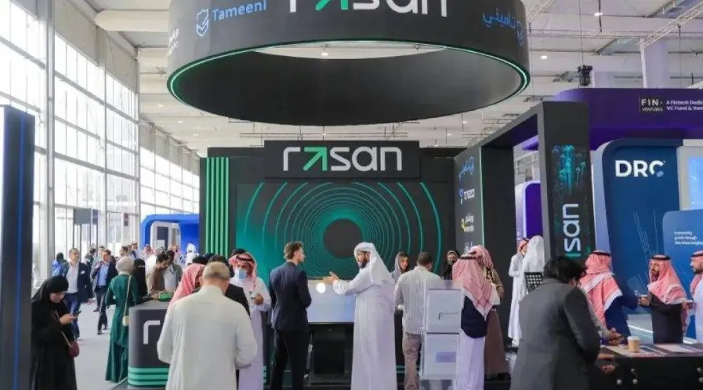 زوار لجناح «رسن» في أحد المعارض بالسعودية (موقع الشركة الإلكتروني)