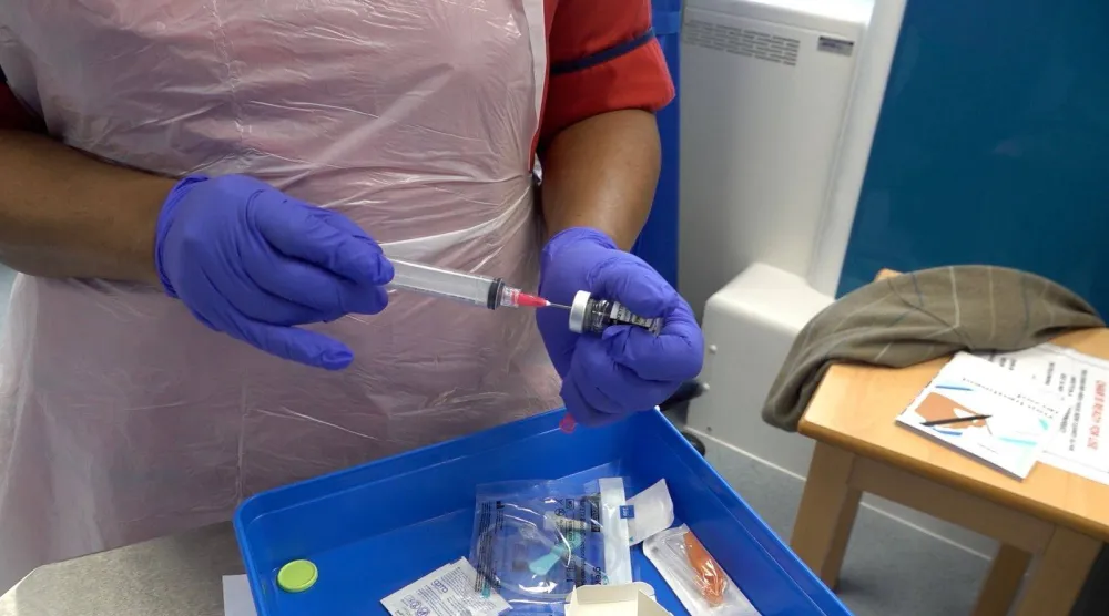 ممرضة تُحضّر حقنة جديدة مدتها دقيقة واحدة لعلاج السرطان (أ.ب)
