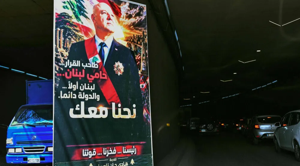 ملصق يحمل صورة الرئيس اللبناني جوزيف عون معلق عند مدخل نفق في شارع بحي الأشرفية في بيروت يوم 28 أبريل 2026 (أ.ف.ب)