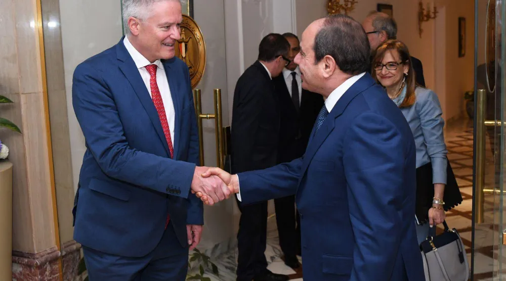 الرئيس المصري مستقبلاً الأمين العام لـ«منظمة التعاون الاقتصادي والتنمية» ماتياس كورمان (صفحة الرئاسة على «فيسبوك»)