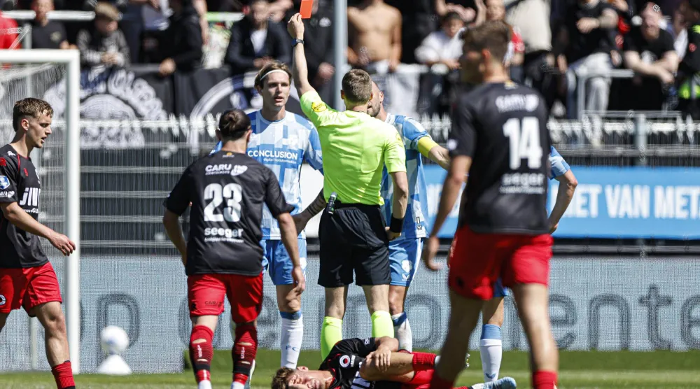 ديدن لاعب نادي أوتريخت يتلقى بطاقة حمراء خلال مباراة بالدوري الهولندي الممتاز لكرة القدم (إ.ب.أ)