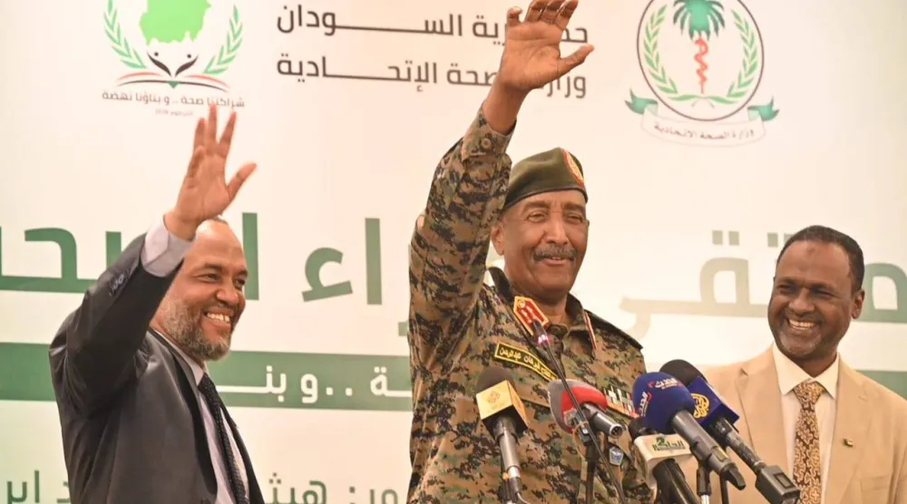 رئيس مجلس السيادة السوداني عبد الفتاح البرهان يخاطب الملتقى الصحي يوم السبت وإلى جانبه وزير الصحة هيثم محمد إبراهيم (منصة وزارة الصحة على «فيسبوك»)