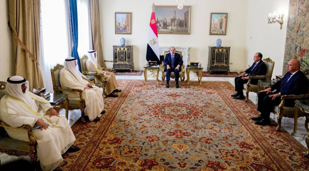 الرئيس المصري عبد الفتاح السيسي يستقبل الشيخ جراح جابر الأحمد الصباح وزير خارجية الكويت الشهر الماضي (الرئاسة المصرية)