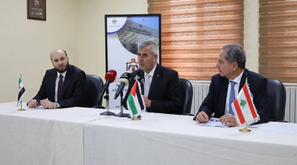 من اليمين: صدي والخرابشة والبشير يتحدثون عن التعاون لتبادل الغاز (بترا)