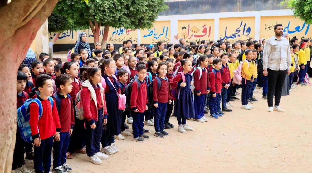 طلاب في طابور الصباح بإحدى المدارس المصرية خلال أبريل الماضي (صفحة وزارة التربية والتعليم على فيسبوك)