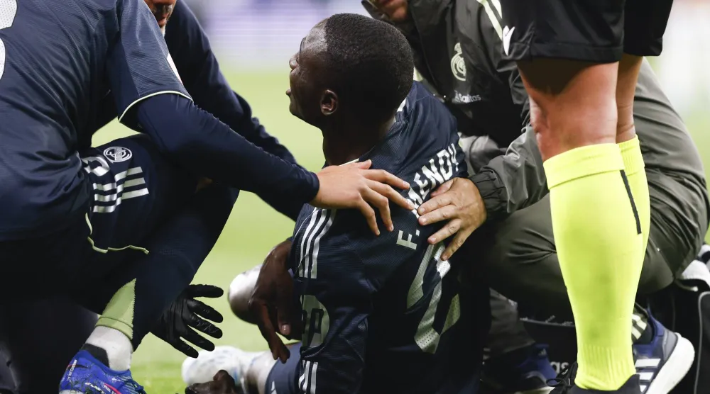 الفرنسي فيرلان ميندي مدافع ريال مدريد لحظة إصابته في مواجهة إسبانيول (إ.ب.أ)