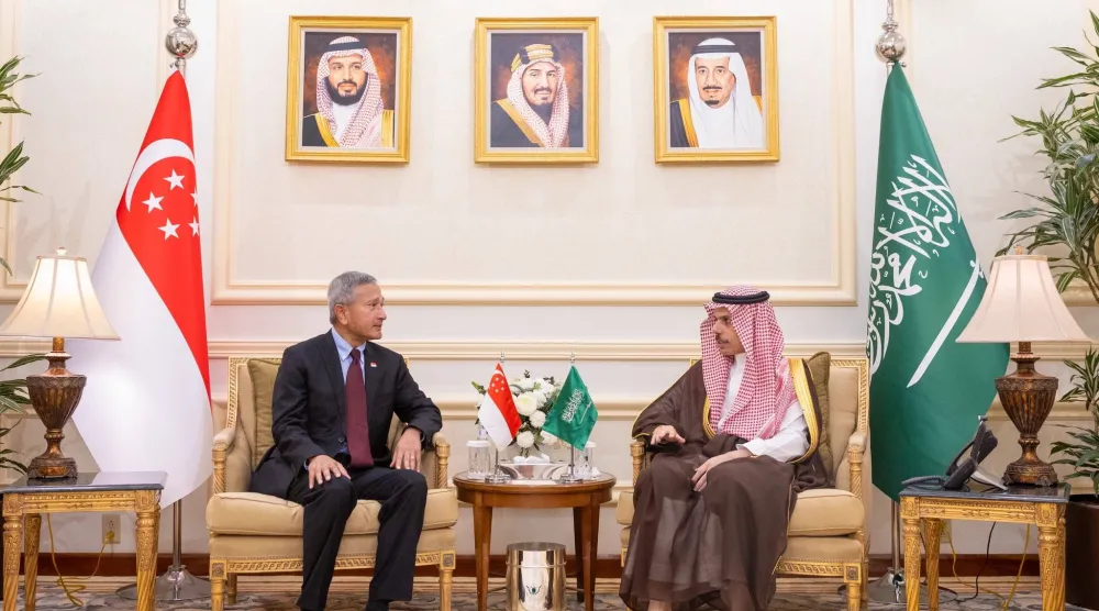 الأمير فيصل بن فرحان خلال استقباله الدكتور فيفان بالاكريشنان في جدة (الخارجية السعودية)